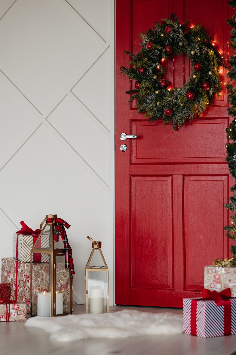 Guirlanda são tradicionais para a decoração natalina e servem como um décor de boas-vindas — Foto: Pexels
