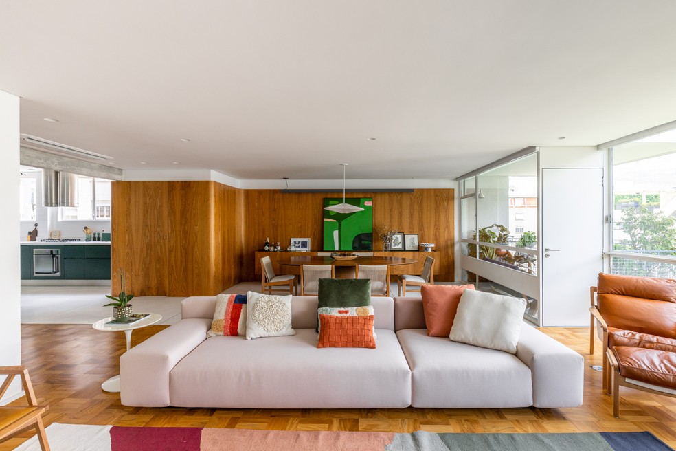 Muito verde e clima tropical marcam apartamento de 210 m²