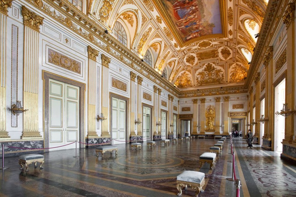 Interior do palácio de Caserta, com detalhes em dourado e os tetos decorados com pinturas — Foto: REDA&CO/Getty Images