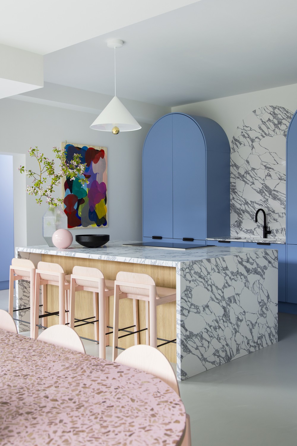Décor do dia: cozinha e sala de jantar com armários azuis e cadeiras rosas