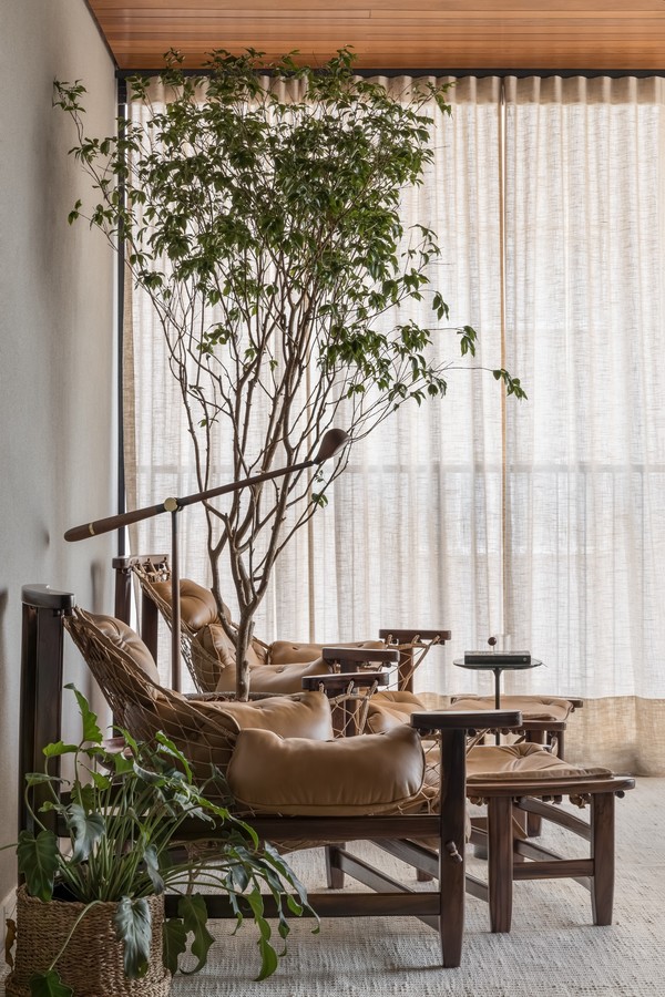 Garimpos de ícones do design brasileiro preenchem apartamento em Curitiba