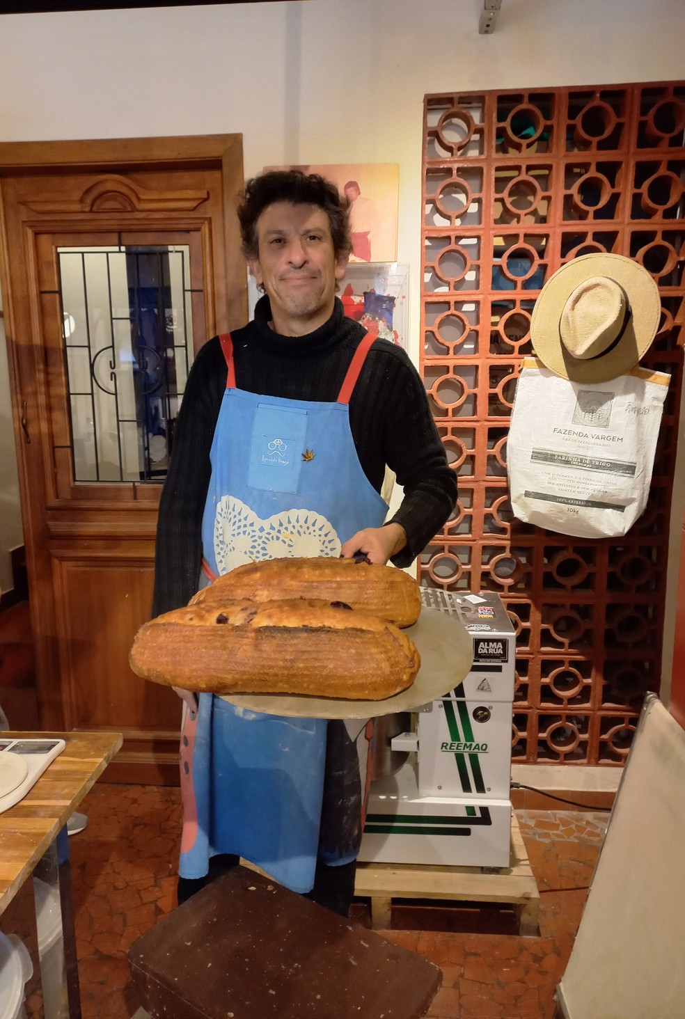 Milhem Cortaz mostra os pães que acabou de fazer em sua padaria  — Foto: Jonathan Pereira/Casa Vogue