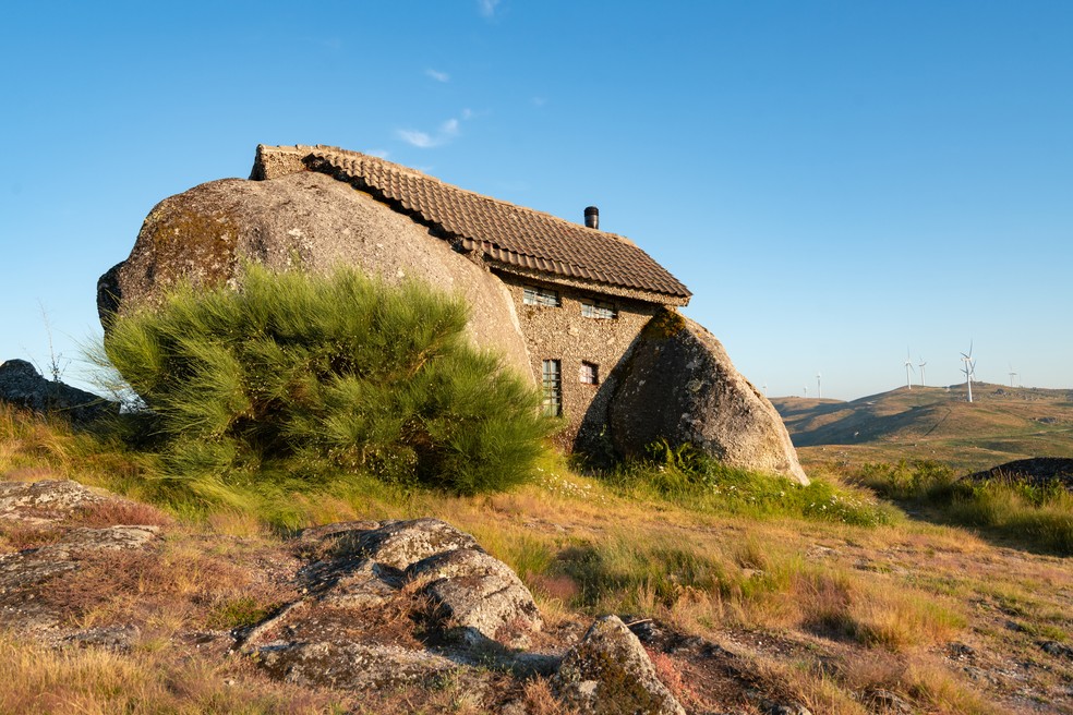 Com pedras, esta casa nas Montanhas de Fafe, em Portugal, já gerou controversas — Foto: LuisPinaPhotogrpahy/GettyImages