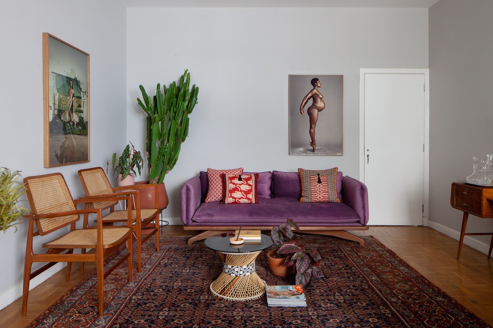 Sala de estar projetada pelo arquiteto Ricardo Abreu — Foto: Vivi Spaco