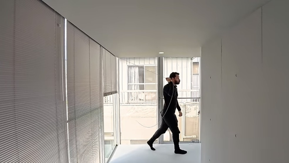 A menor distância entre as paredes do apartamento é de 90 centímetros — Foto: Reprodução/YouTube @TokyoLens