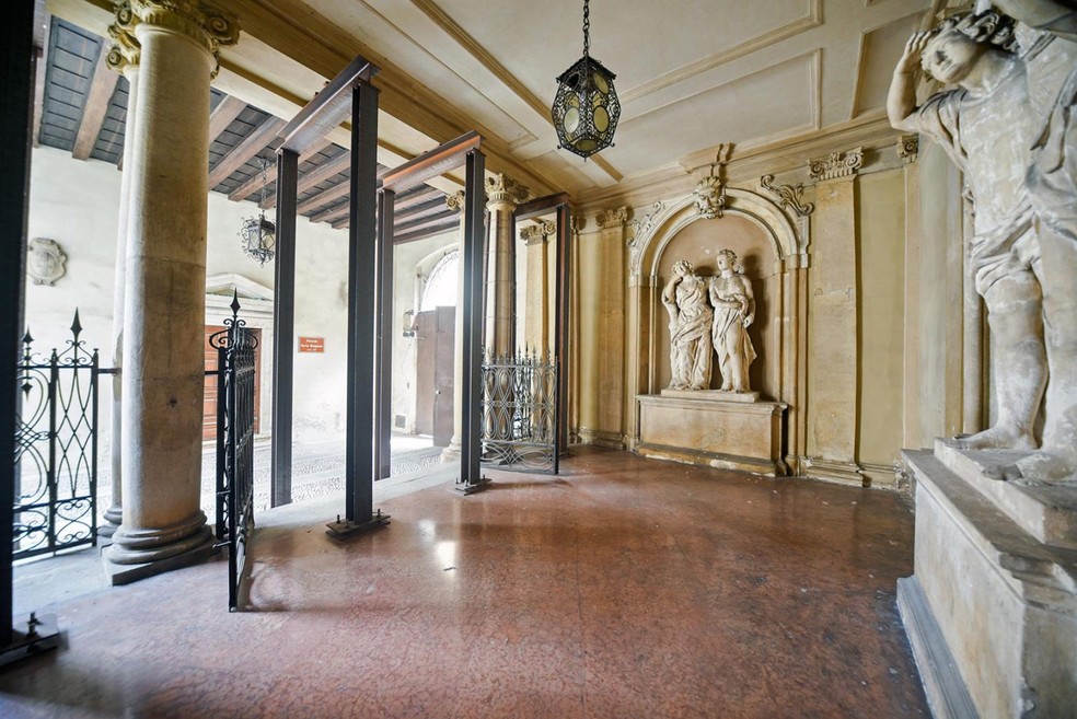 Com uma arquitetura palladiana, encontramos estátuas e detalhes dourados no Plazzo Vicenzo  — Foto: Dimora Italia Real Estate