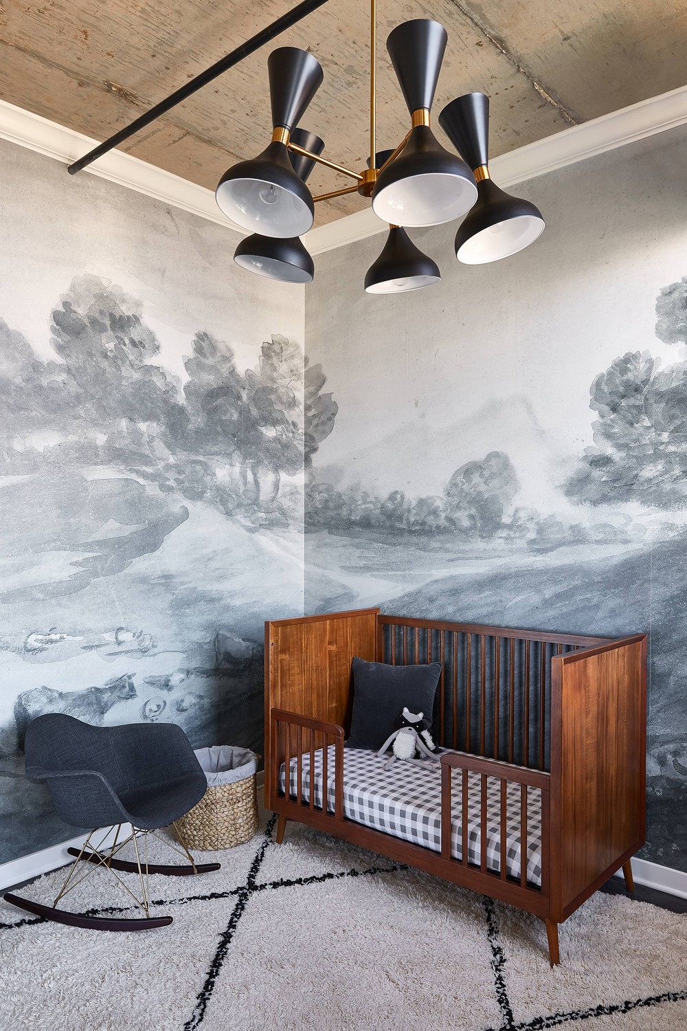 Décor do dia: quarto de bebê com berço de madeira e decoração aconchegante