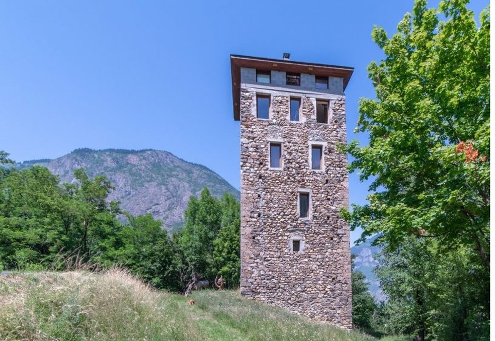 Torre medieval é colocada à venda por R$ 1,2 milhão na França  — Foto: Divulgação