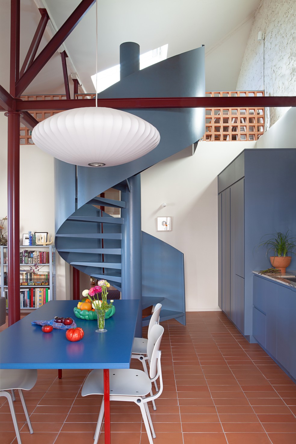 Escada em caracol é um dos destaques da cozinha de projeto na Espanha — Foto: Asier Rua