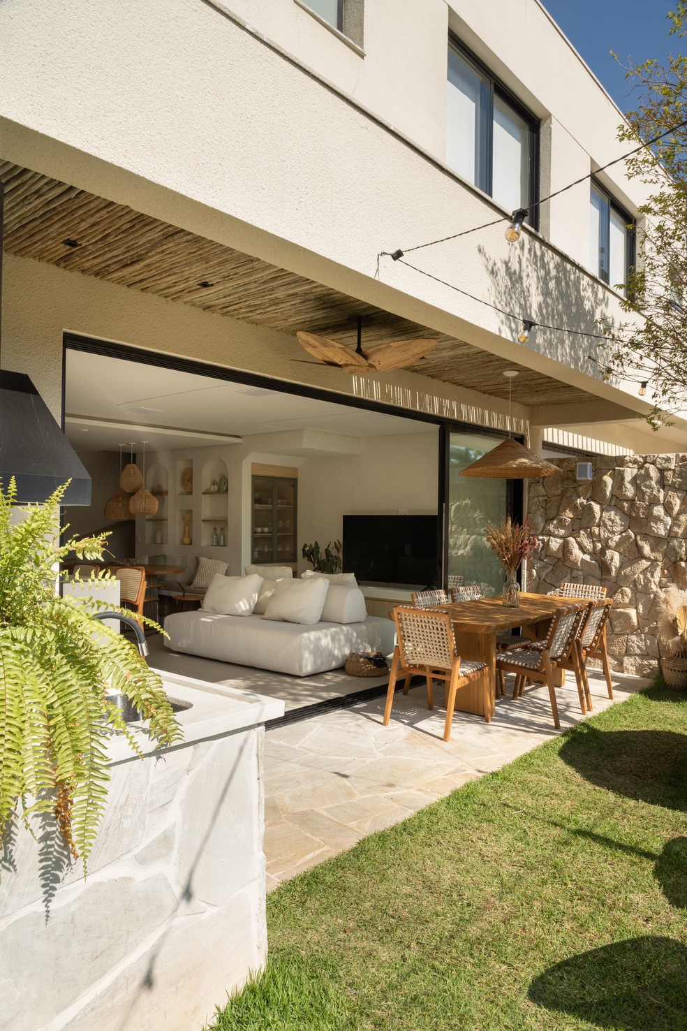 Estilo boho e elementos sensoriais permeiam casa de 130 m² em São Paulo