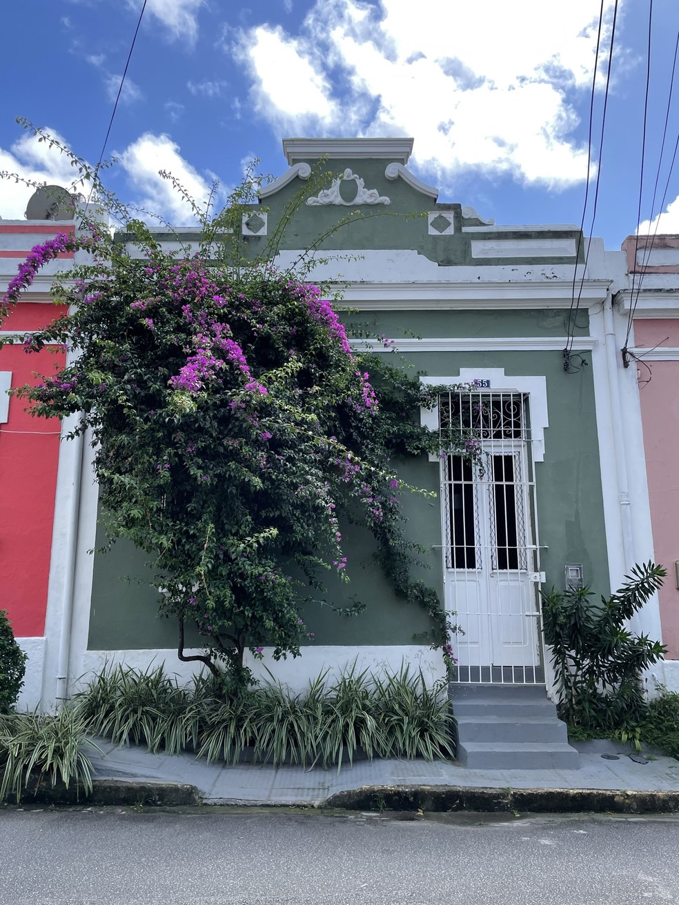 A fachada restaurada da casa — Foto: Karla Burlamaqui
