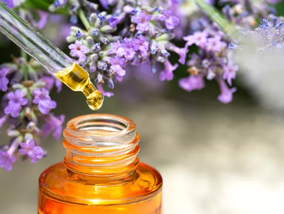 A aromaterapia é uma técnica que utiliza óleos essenciais extraídos de plantas para promover o equilíbrio físico, mental, espiritual e emocional — Foto: Getty Images