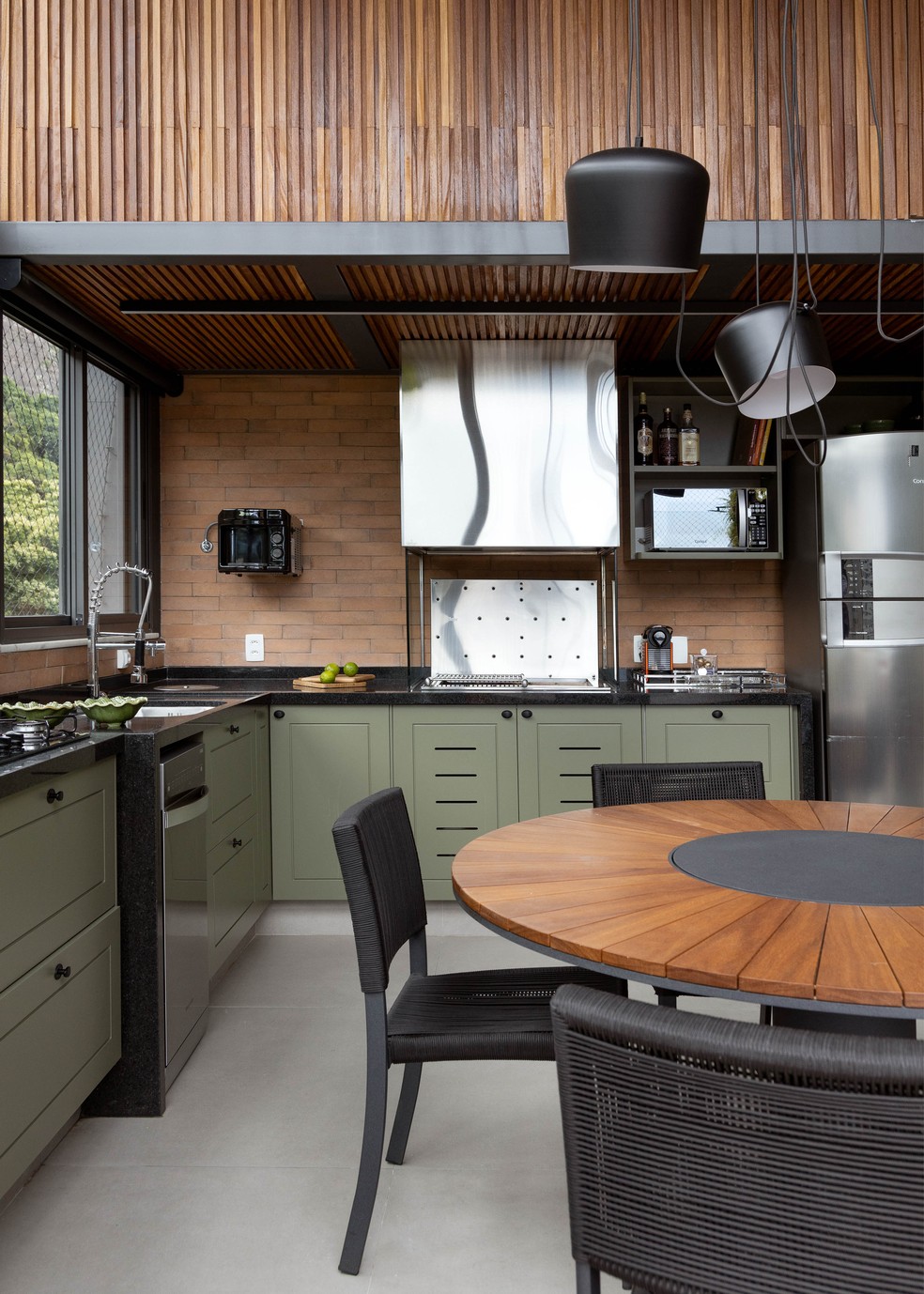 Projeto de cozinha com marcenaria verde musgo, assinado pelas arquitetas Paula Wetzel e Camila Simbalista — Foto: André Nazareth