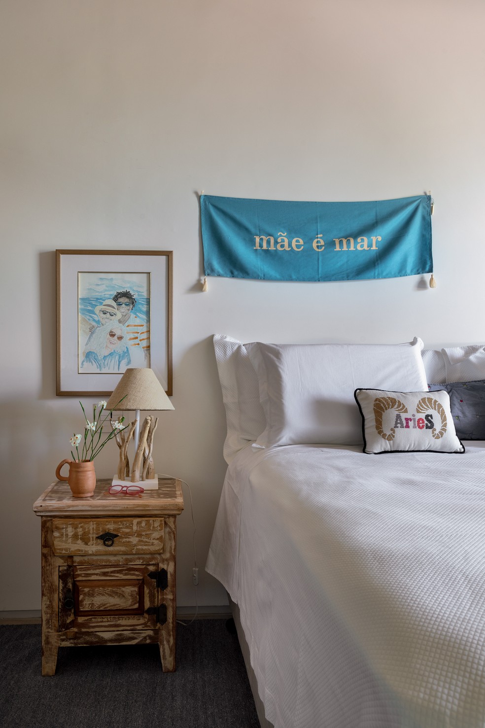  No quarto do casal, almofada Áries, o signo de Astrid, bordada por Titina Egreja, e bandeira azul de Raíssa Ribeiro — Foto: Ruy Teixeira