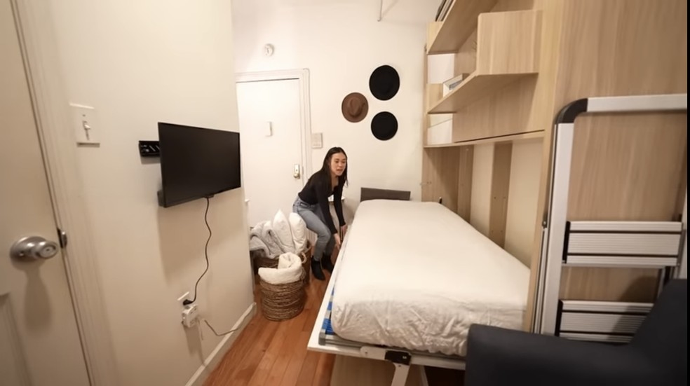 O quarto possui cama embutida e televisão — Foto: Reprodução/YouTube @CALEBWSIMPSON