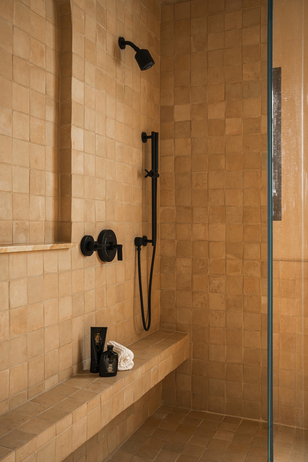 Décor do dia: banheiro com azulejos em tons terrosos — Foto: Gavin Cater