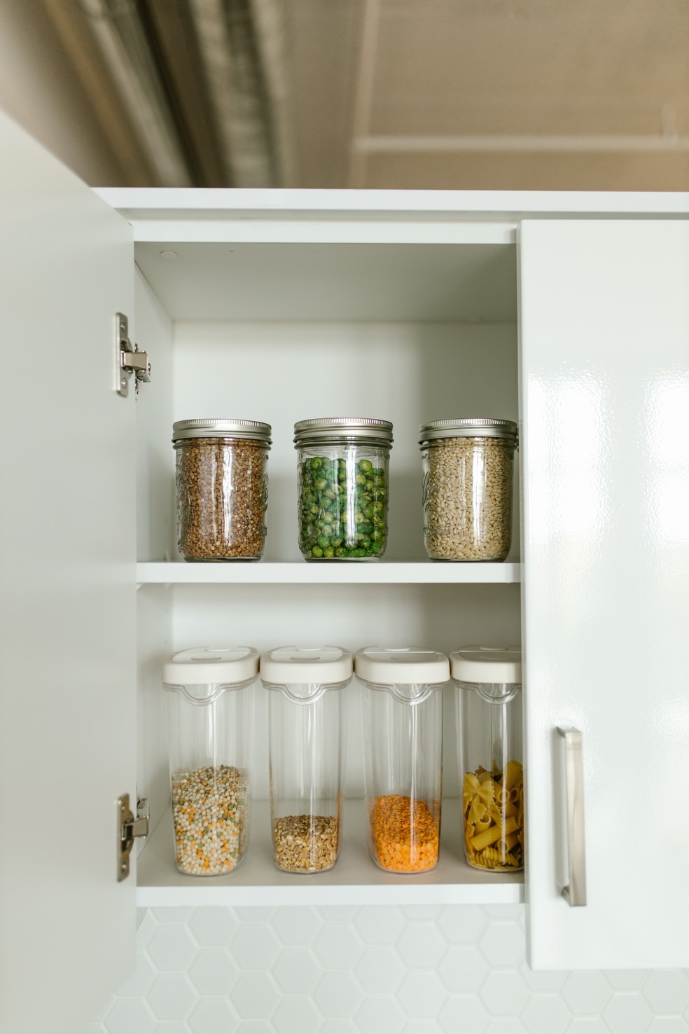 Vidros e outros potes podem ajudar a organizar a parte dos alimentos — Foto: RODNAE Productions/Pexels