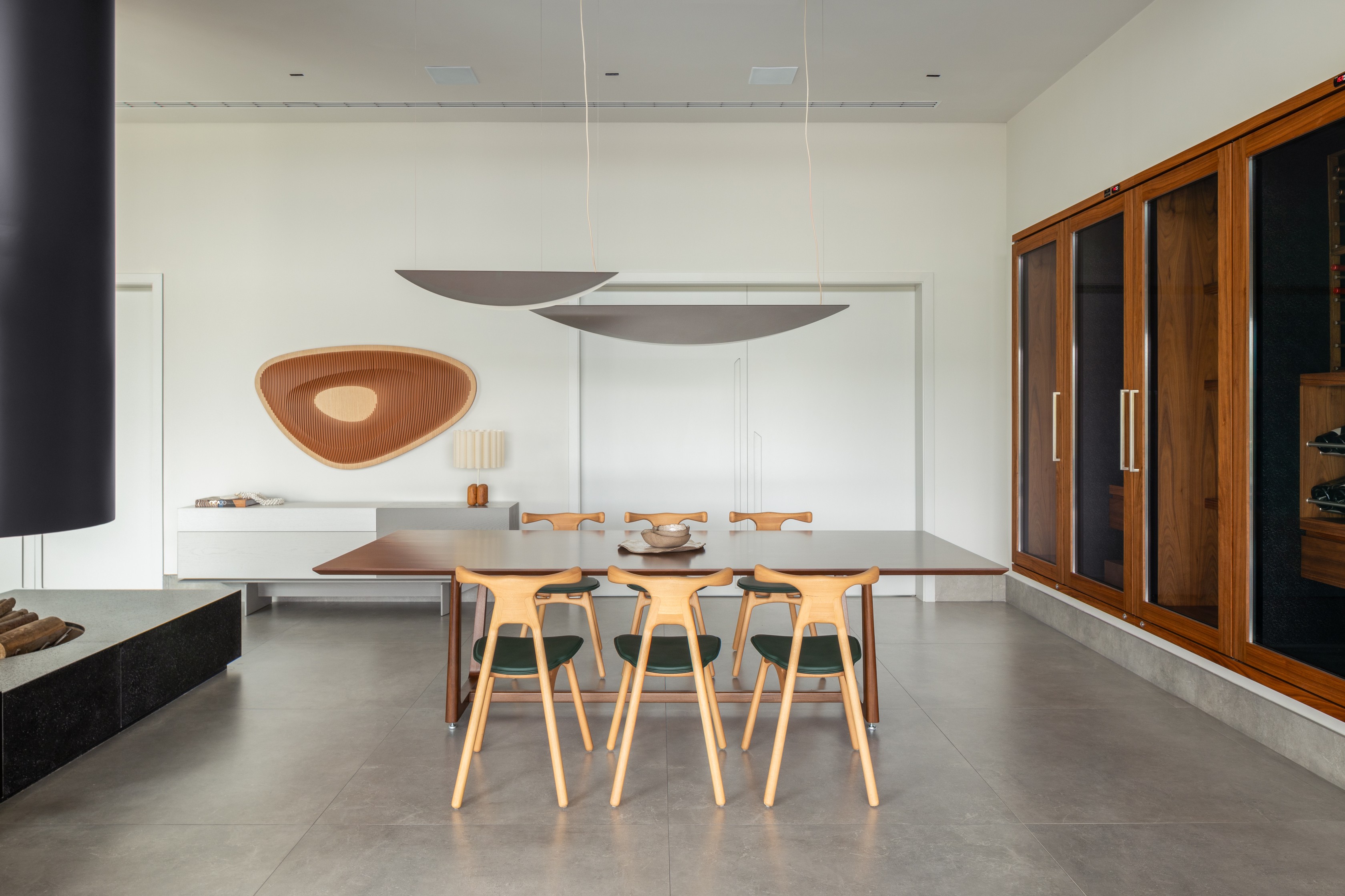 Décor do dia: sala de jantar com estilo sofisticado e adega generosa