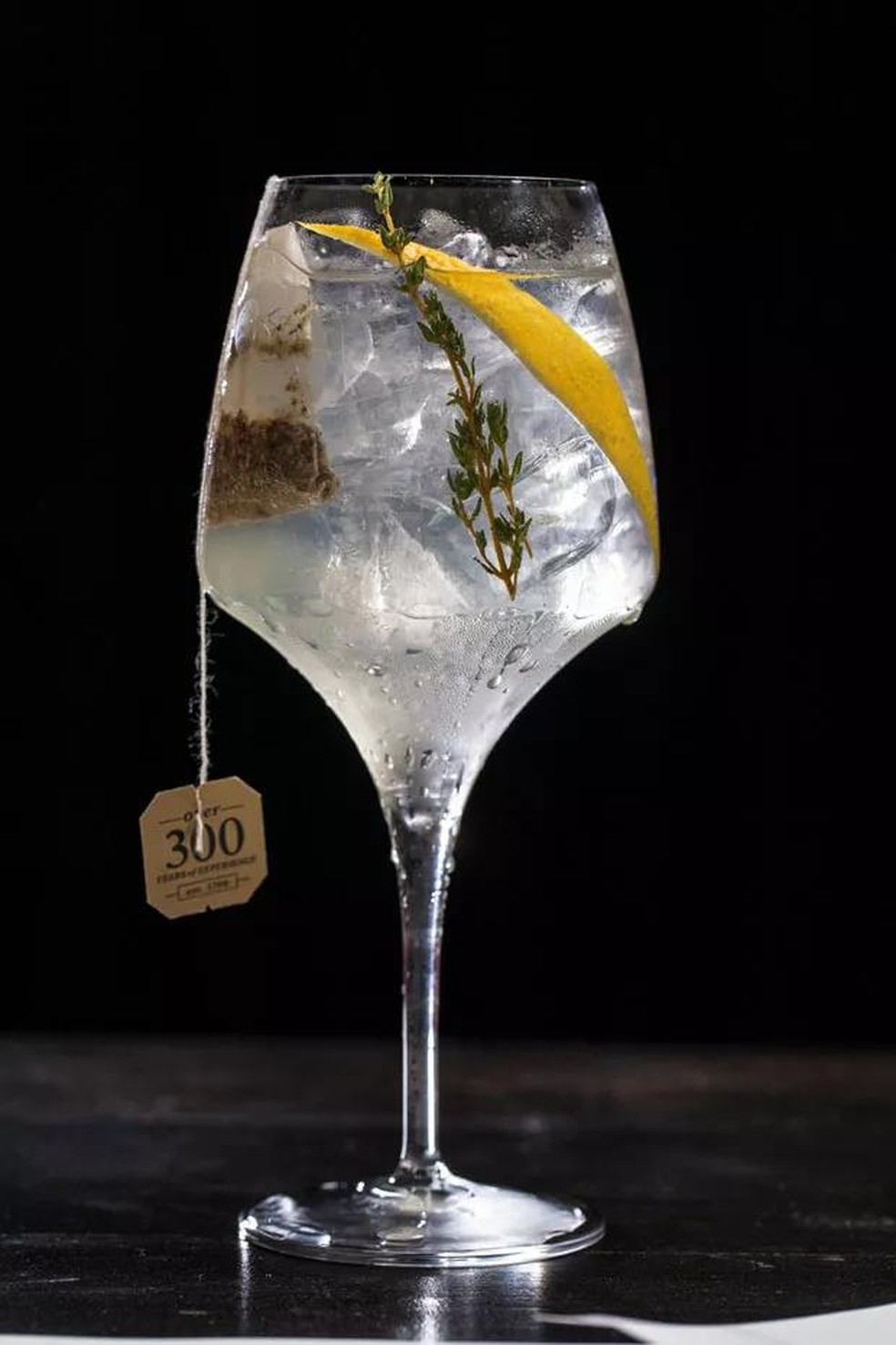 Drink: gin tônica com chá de limão siciliano e gengibre (Foto: Divulgação) — Foto: Casa Vogue
