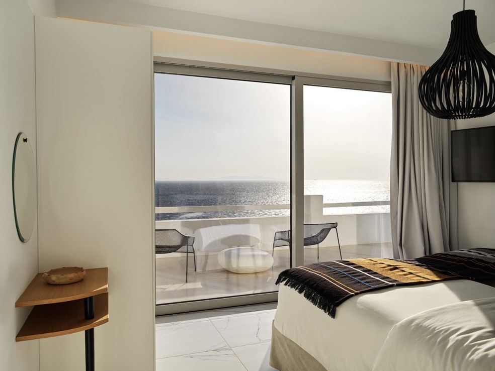Com diárias de até R$ 13 mil, a 2 Bedroom Sea View Villa with Private Pool tem capacidade para quatro pessoas  — Foto: Divulgação/Kouros Hotel & Suites 