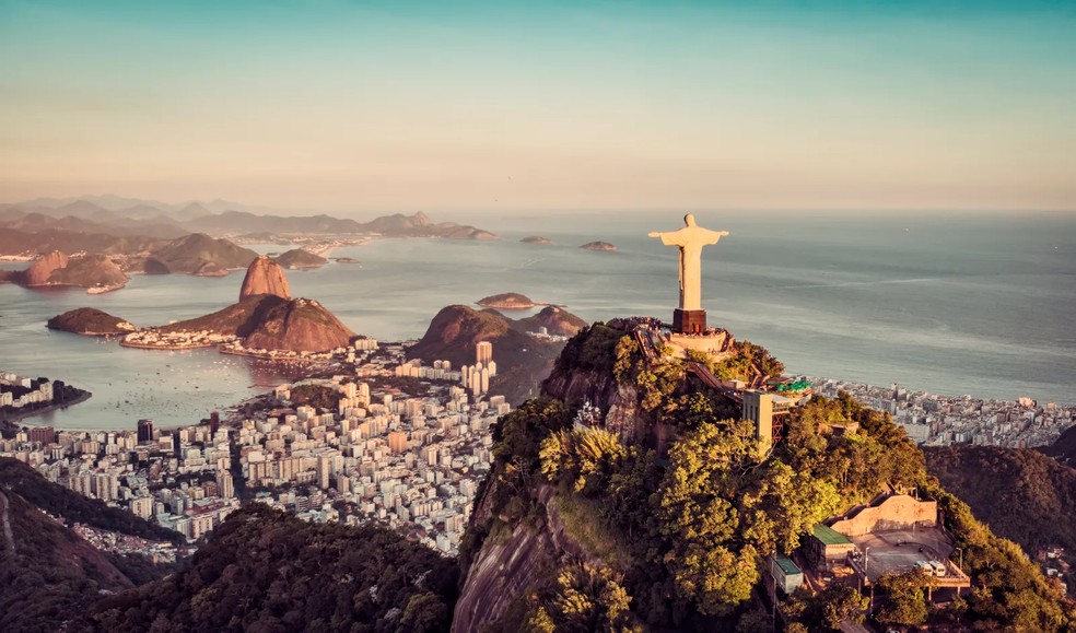 Quando se fala no Rio de Janeiro, pensamos em praias, no samba e, claro, no seu monumento mais emblemático: a estátua do Cristo Redentor, com 30 metros de altura — Foto: Marchello74/Getty Images