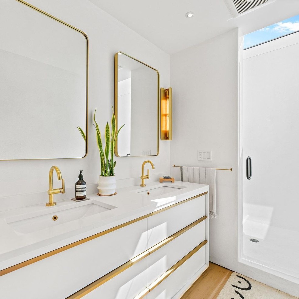 Claraboia instalada acima do chuveiro permite que céu seja observado durante banho — Foto: Sotheby’s International Realty