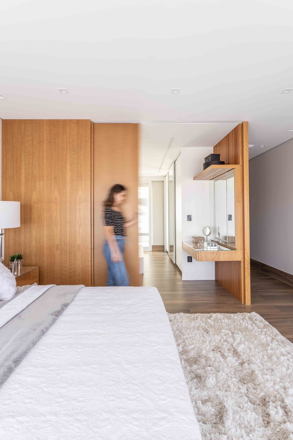 Detalhe dos painéis de madeira que separam closet do dormitório — Foto: Leandro Moraes