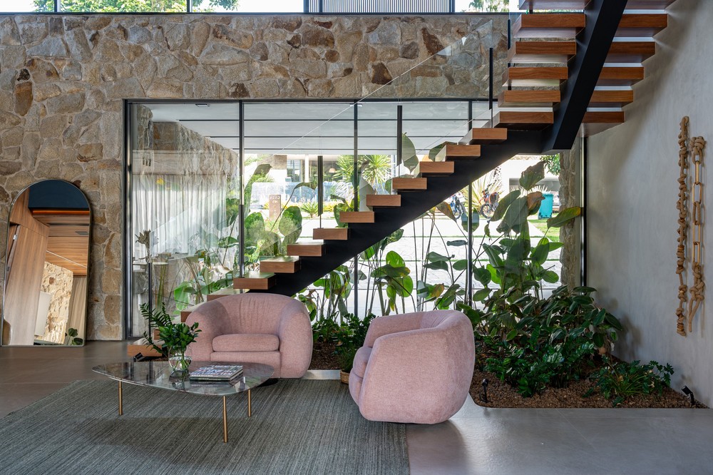 Niina Secrets abre casa de 780 m² com estúdio e conexão com a natureza