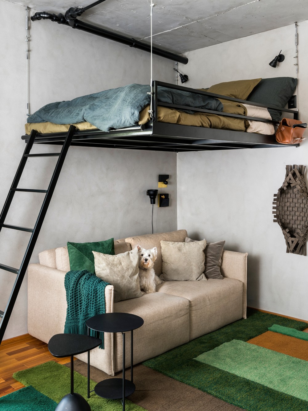 Décor do dia: quarto com cama suspensa e estilo industrial
