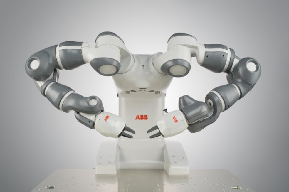 Os braços e mini-pás do robô permitem que ele cave buracos, compacte o solo e marque vasos com etiquetas  — Foto: Divulgação/ABB Robotics