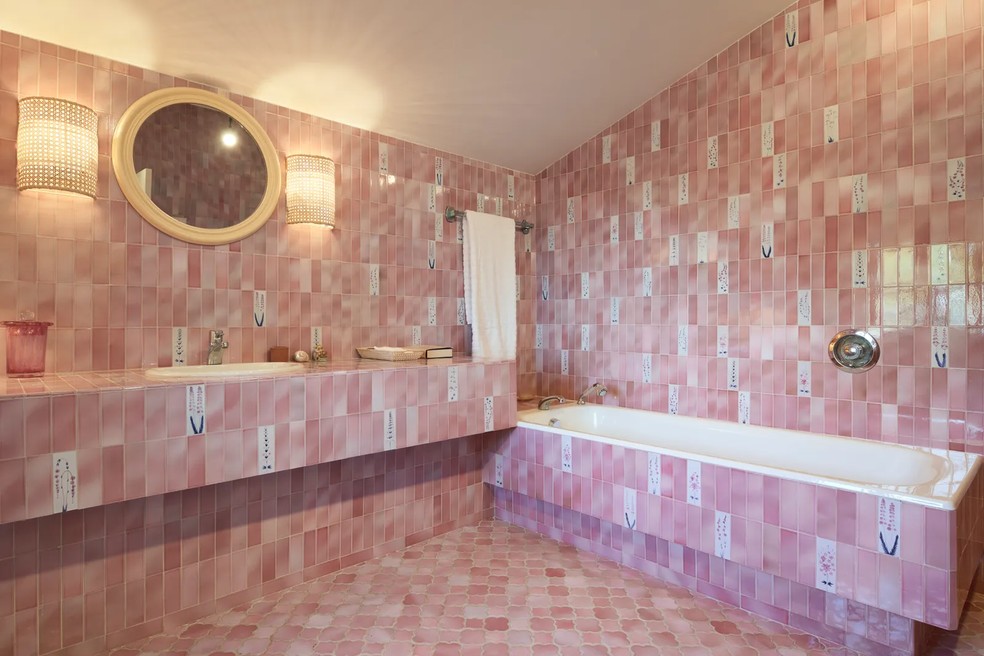 O amplo banheiro da suíte — Foto: Divulgação Sotheby's