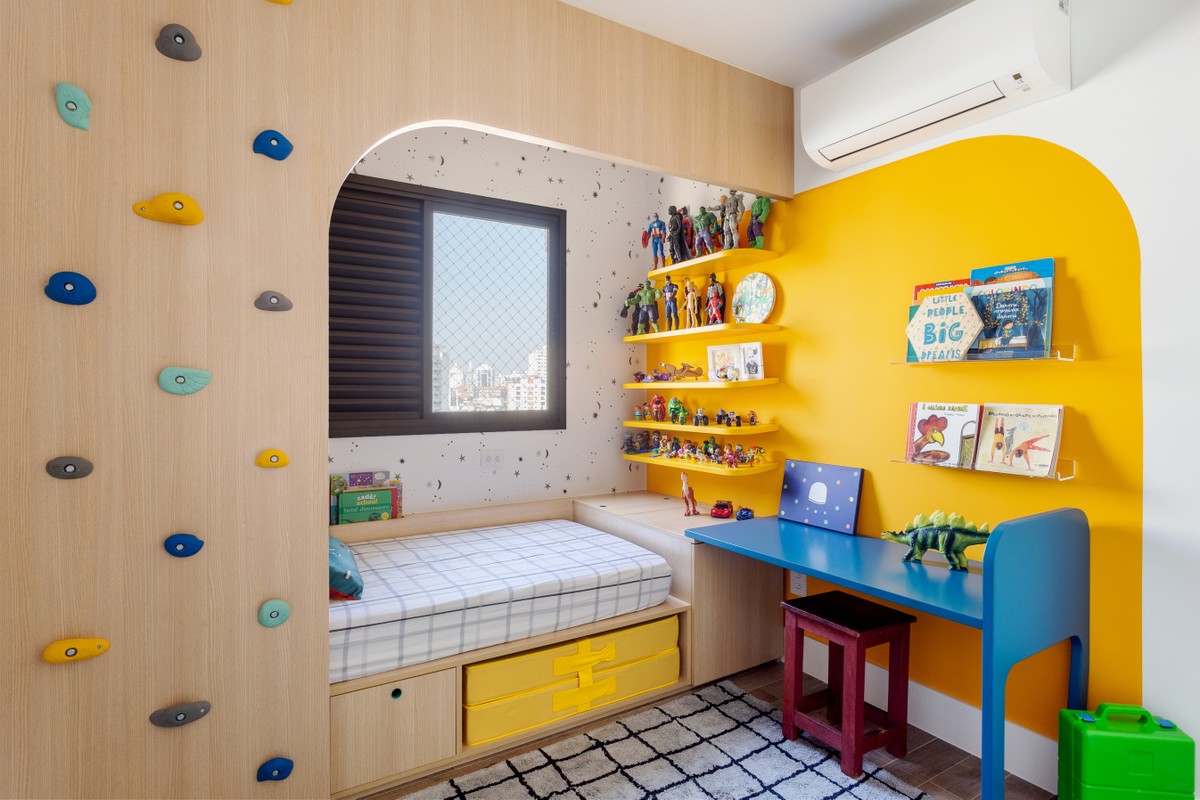 Décor do dia: quarto infantil com pórtico de madeira e parede de escalada