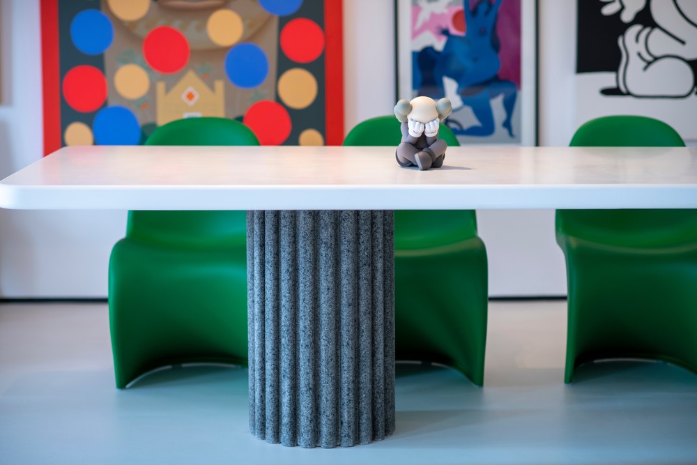 Por dentro do apartamento contemporâneo e irreverente de Laudz e Clau