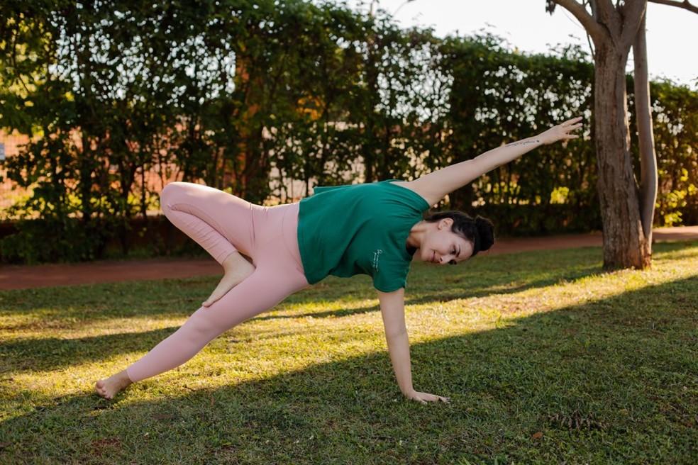 5 formas de fazer a prática de yoga em casa ser um sucesso, Casa Vogue  Experience