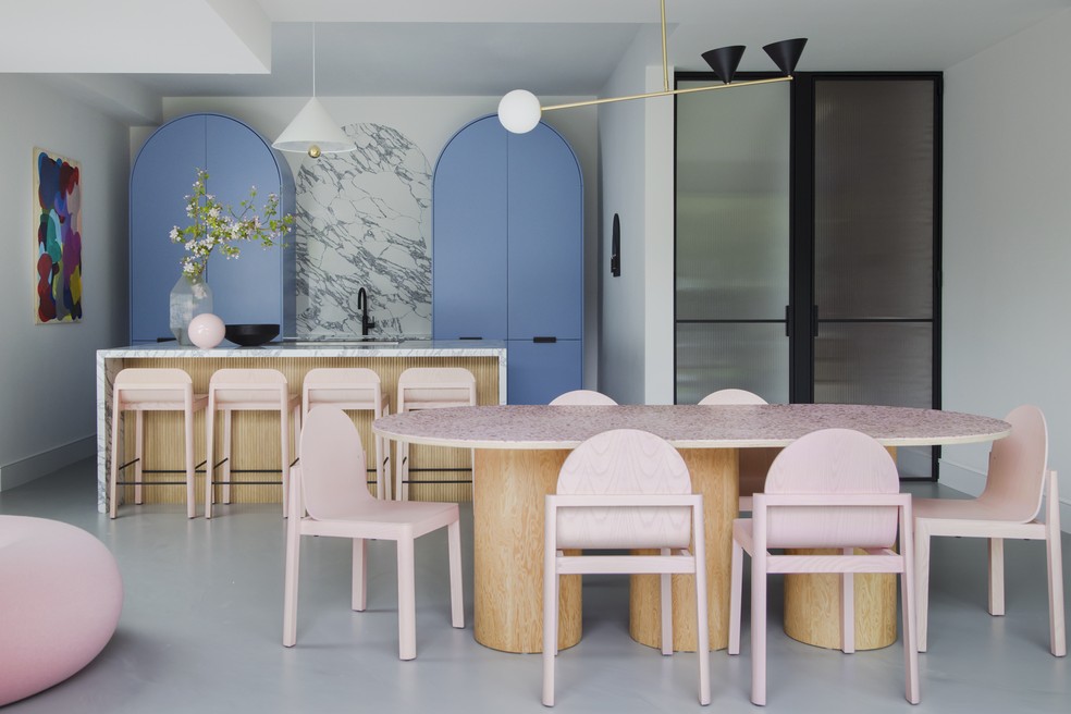 As cores rosa e azul foram combinadas para criar ambiente cheio de cores para casa em Londres, na Inglaterra — Foto: Megan Taylor