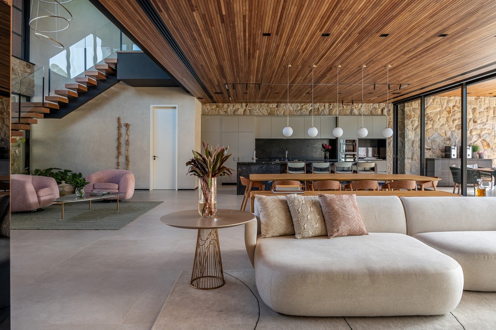 Niina Secrets abre casa de 780 m² com estúdio e conexão com a natureza