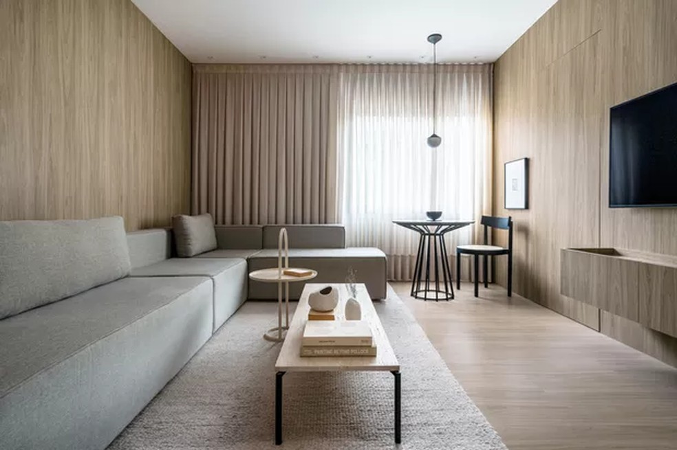 Conceito minimalista está presente do apartamento assinado pelo designer de interiores Juarez Cruz — Foto: Roberta Gewehr