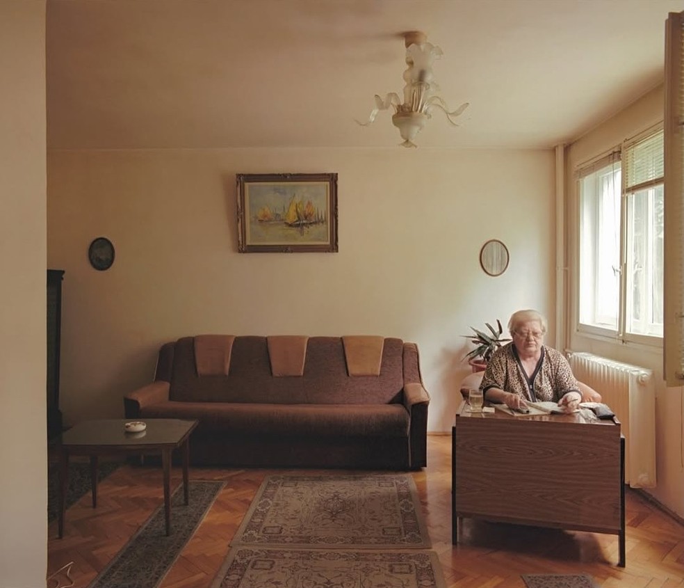 10 apartamentos idênticos com interiores personalizados são tema de série fotográfica — Foto: Bogdan Gîrbovan