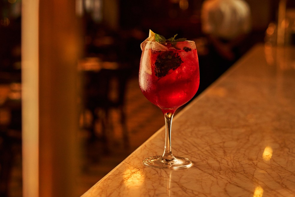 Cold Hot, com suco de cranberry e bourbon, do restaurante Le Jazz — Foto: Laís Acsa