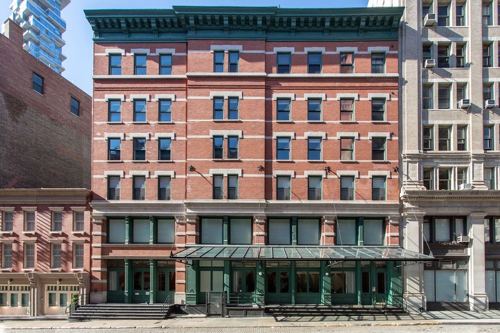 Fachada do edifício 155 Franklin Street, onde a cantora tem três coberturas e um loft — Foto: Russ Ross/Reprodução