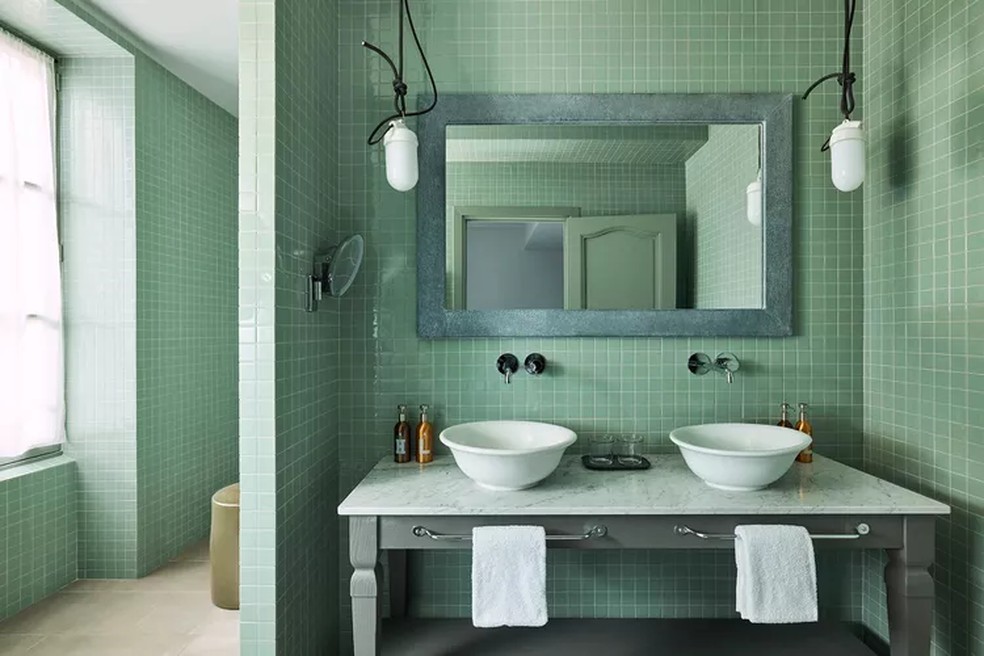 Banheiro do quarto Clos, em diferentes tons de verde  — Foto: Cortesia de Como Le Montrachet