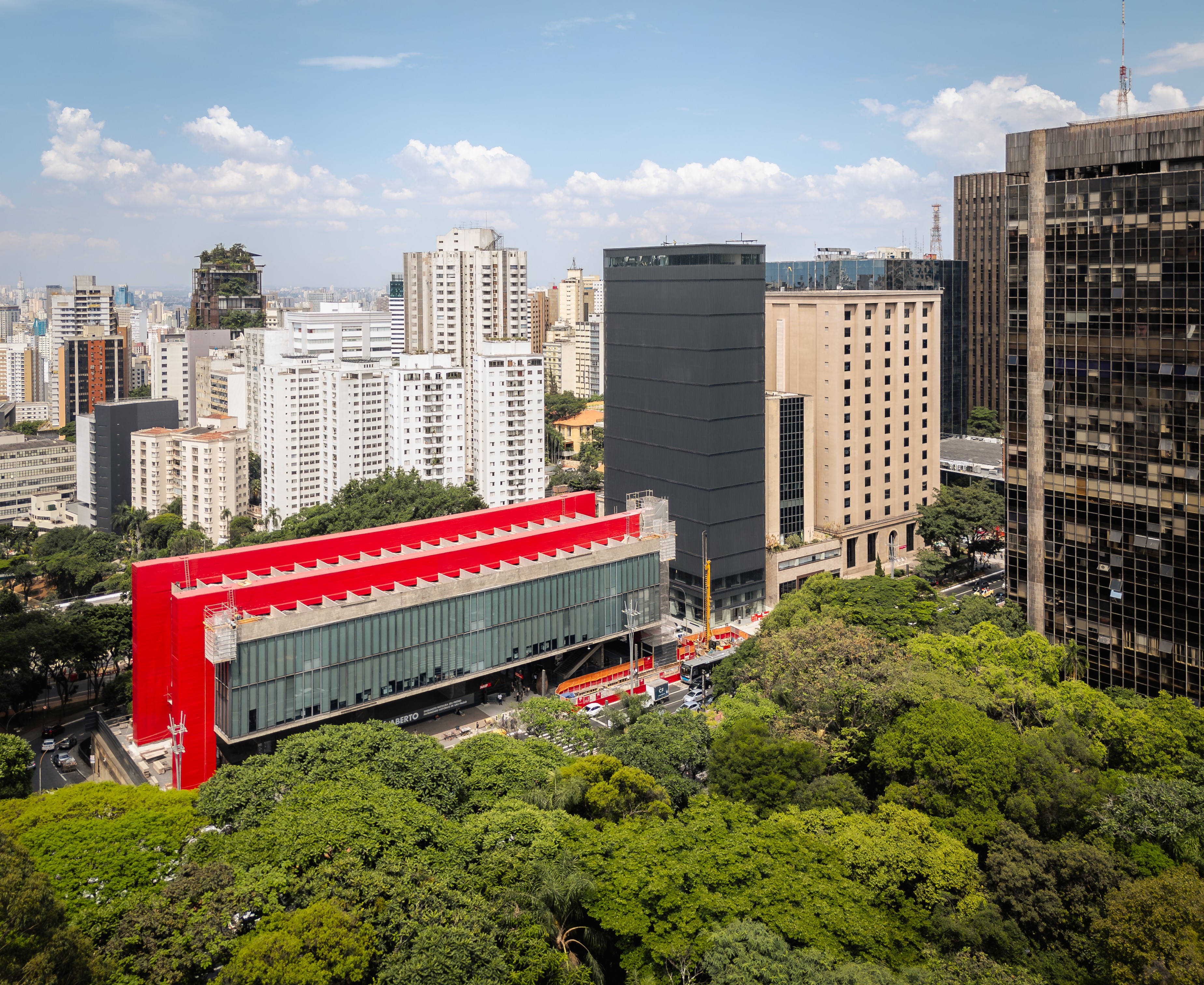 Como é o túnel que liga os prédios do MASP na Avenida Paulista