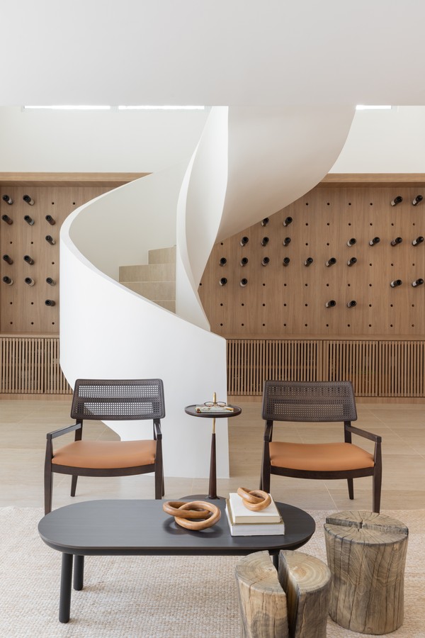 Décor do dia: sala com escada helicoidal e adega