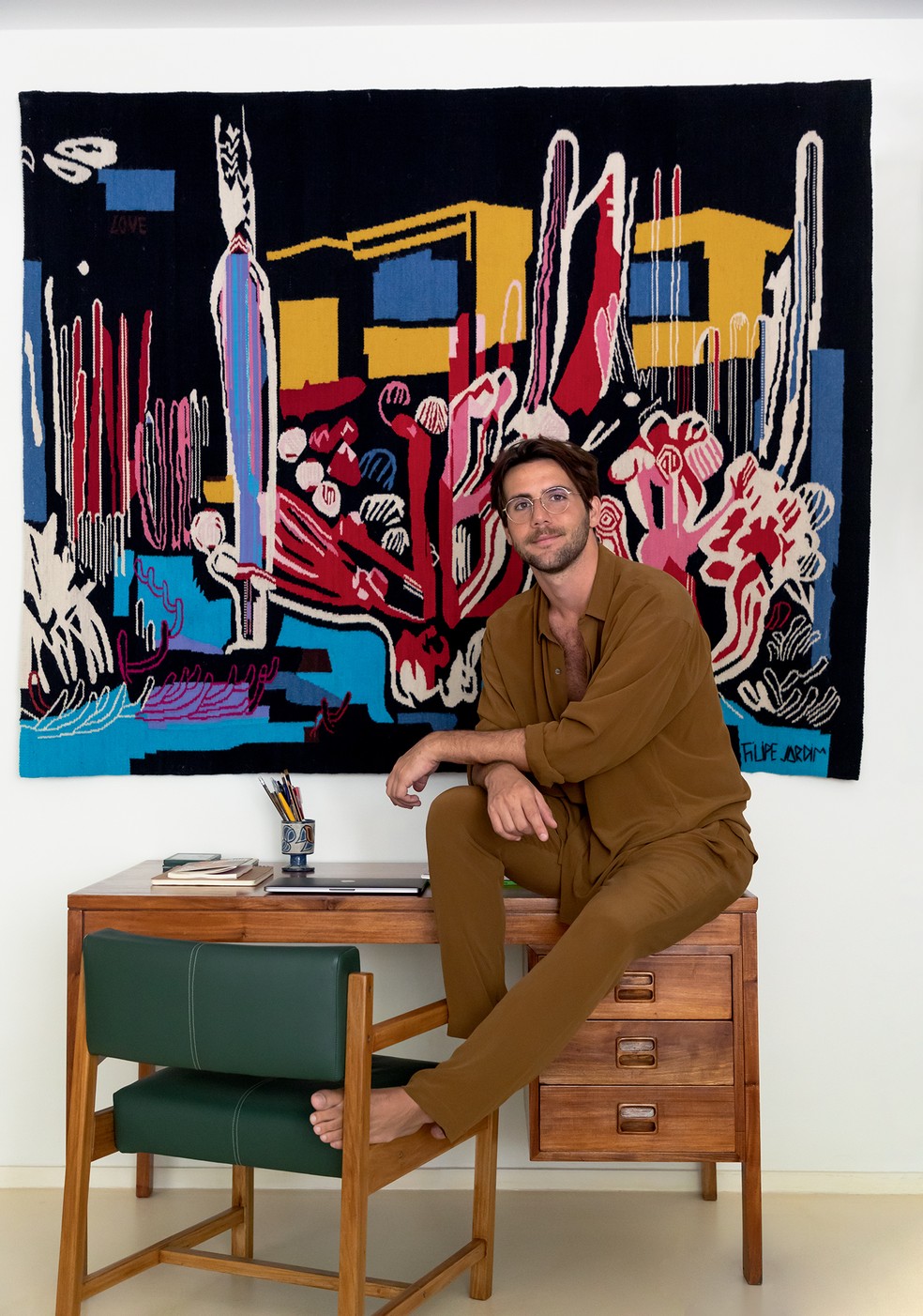 O estilista André Namitala em seu apartamento no Rio de Janeiro — Foto: Ruy Teixeira