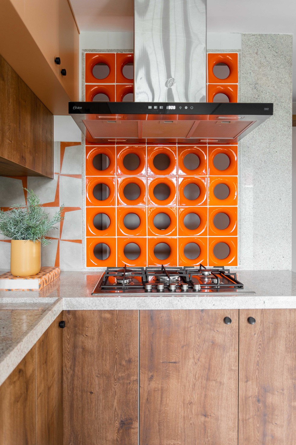 O projeto traz o cobogó, em laranja, para marcar a divisória do ambiente da casa — Foto: Re Freitas