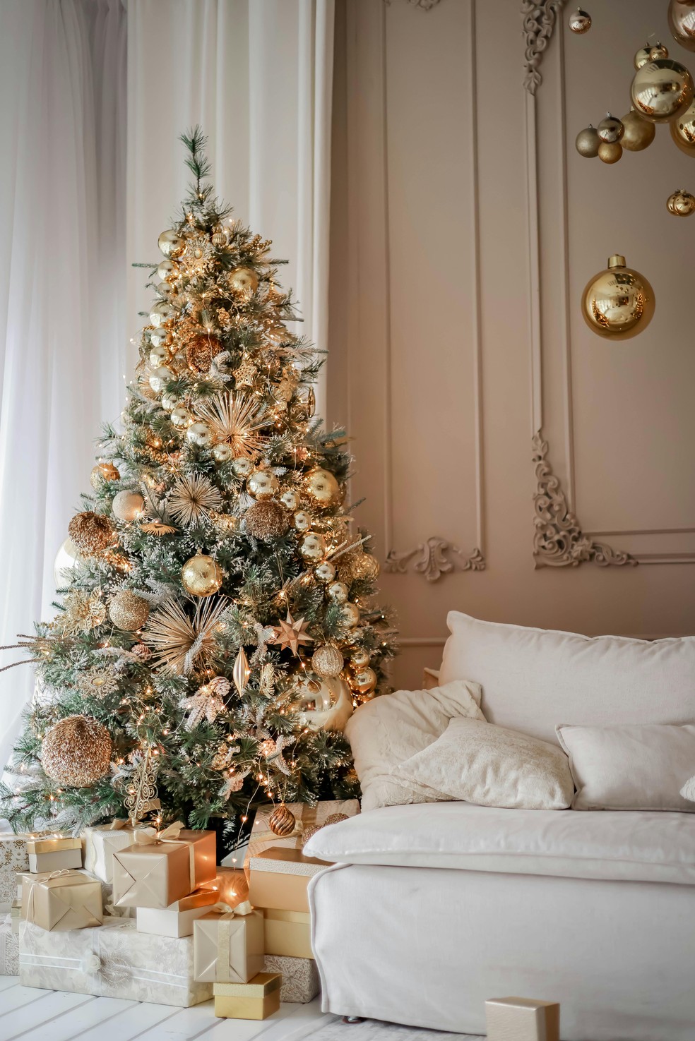 Tons metálicos, como o dourado, também são tendência — Foto: Valeria Boltneva/Pexels