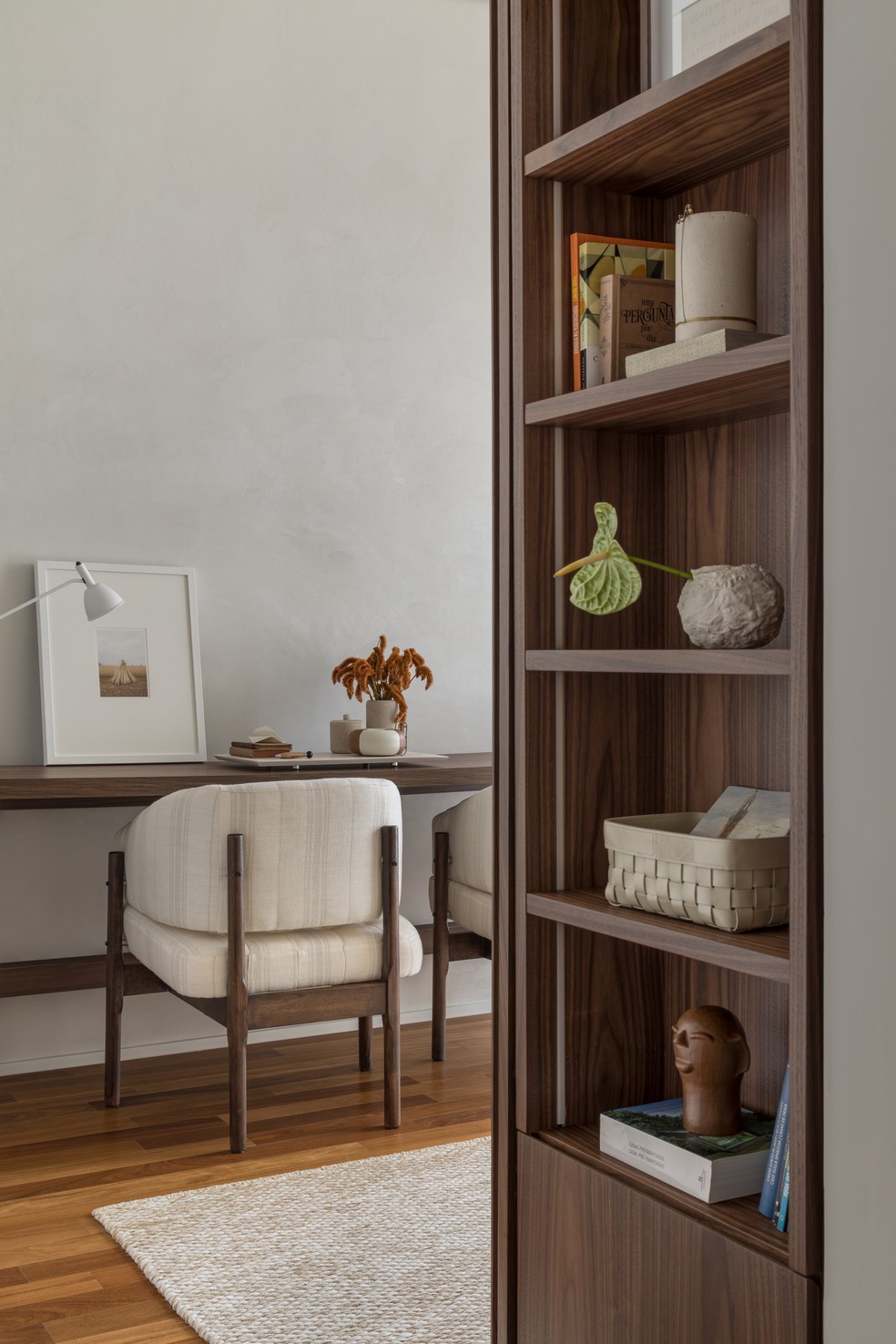 Garimpos de ícones do design brasileiro preenchem apartamento em Curitiba