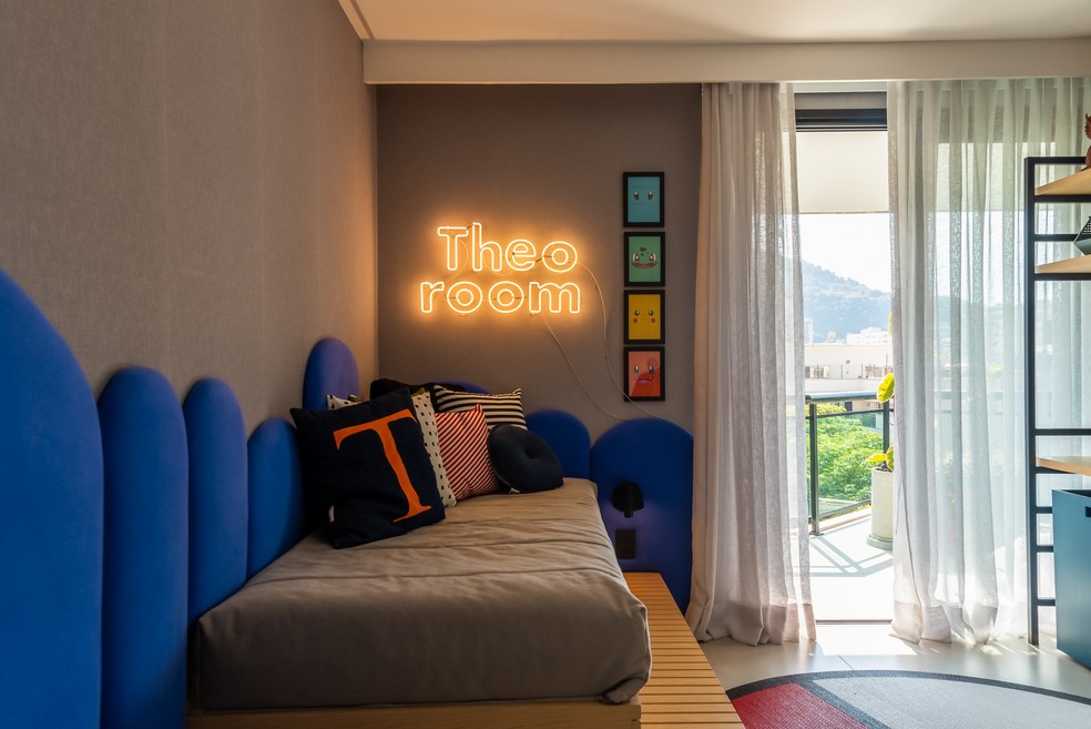 O quarto de Theo, filho do cantor, tem decoração inspirada no desenho 'Pokémon', com cabeceira e roupa de cama da Guilha, além de almofadas do Studio Nara Maitre — Foto: Wesley Diego Emes