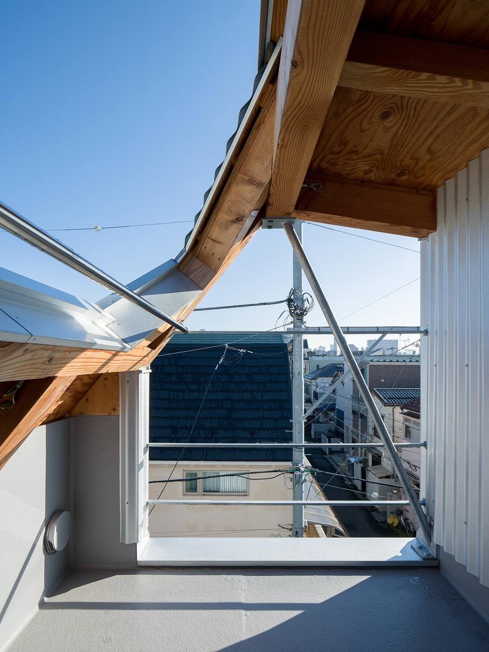 No lado sul da casa tem um pequeno terraço na cobertura — Foto:  Katsumasa Tanaka 
