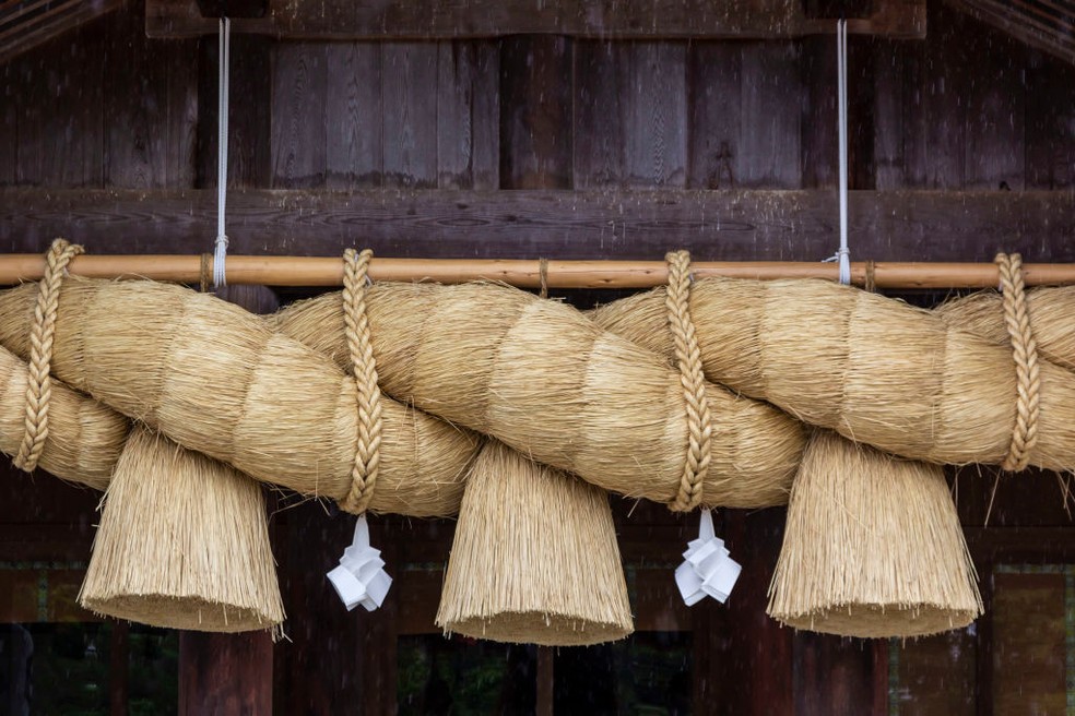 As Shimenawas são cordas utilizadas para marcar a fronteira entre o sagrado e o mundo exterior — Foto: Getty Images/John S Lander